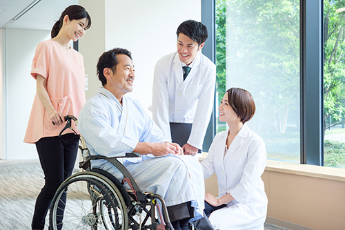 医者と患者、介護士の写真
