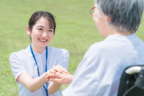 介護士とお年寄りの写真