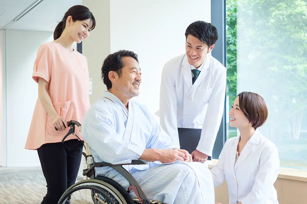 看護師と利用者様・医師のイメージ