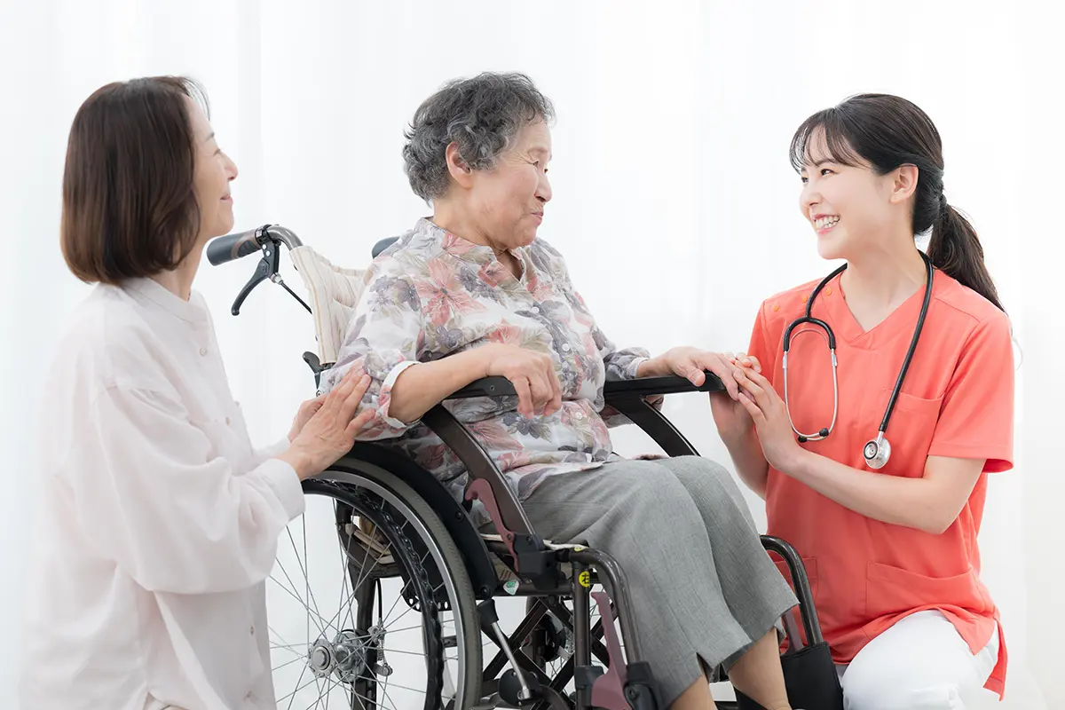 看護師と利用者様とご家族のイメージ